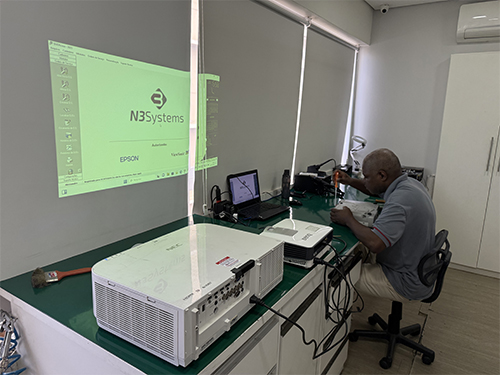 Laboratório de Reparos da Assistência Técnica de Projetores N3Systems