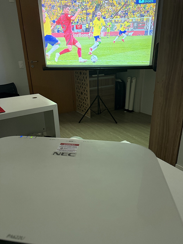 Projetor de alto brilho utilizado para transmissão esportiva em São Paulo