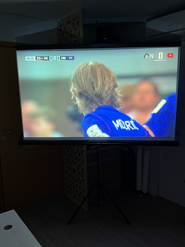 Projetor e tela utilizados para assistir a jogo de futebol em São Paulo